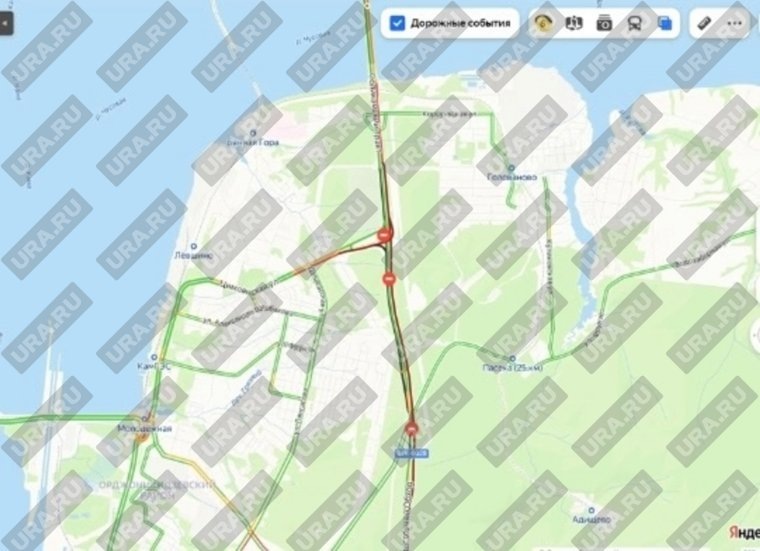 В то же время некоторые автомобилисты утверждают, что дорожно-транспортного происшествия нет
Фото: URA.RU
