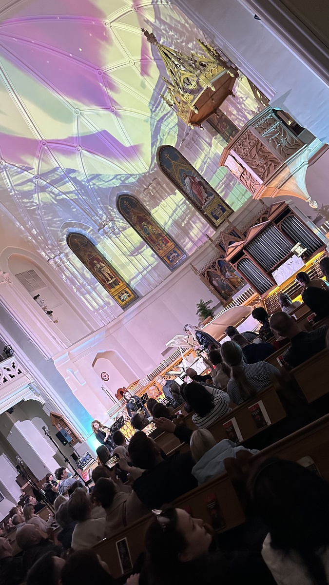 Импровизированная сцена