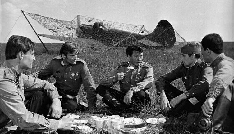    Какими они были, те «старики», что шли в бой? Кадр из фильма «В бой идут одни старики», киностудия имени А. Довженко, 1973 г.