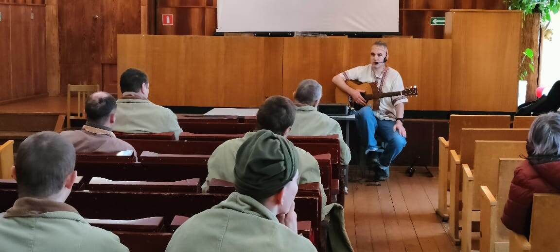 Выступал в госпитале для раненых бойцов!
Частичку души отдал за пролитую кровь!
Героев скрывает полог войны!
Славой овеяны отчизны сыны!!!..