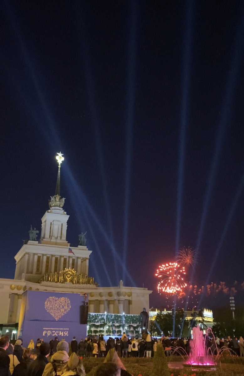 Праздничный салют на ВДНХ в прошлый год. 
