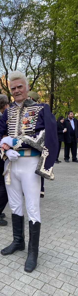 Вот такая атмосфера нарядов разных эпох была в саду Эрмитаж на одно из празднований 9 мая