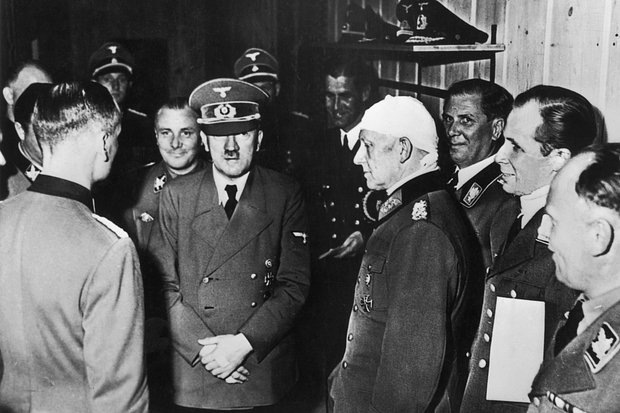    Адольф Гитлер в окружении свиты в своей штаб-квартире в Растенбурге после неудачного на себя покушения, 20 июля 1944 года. Фото: Keystone / Hulton Archive / Getty Images