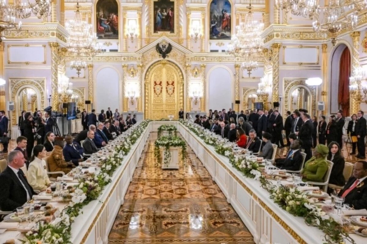    В меню приёма в Кремле вошли борщ, пельмени с осетриной и вино из Крыма