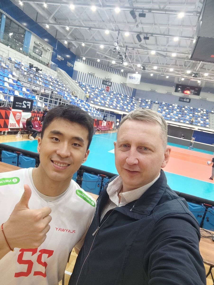 Александр Богомолов ( справа) с доишровщиком "Белогорья" Цзиньинь Чжан