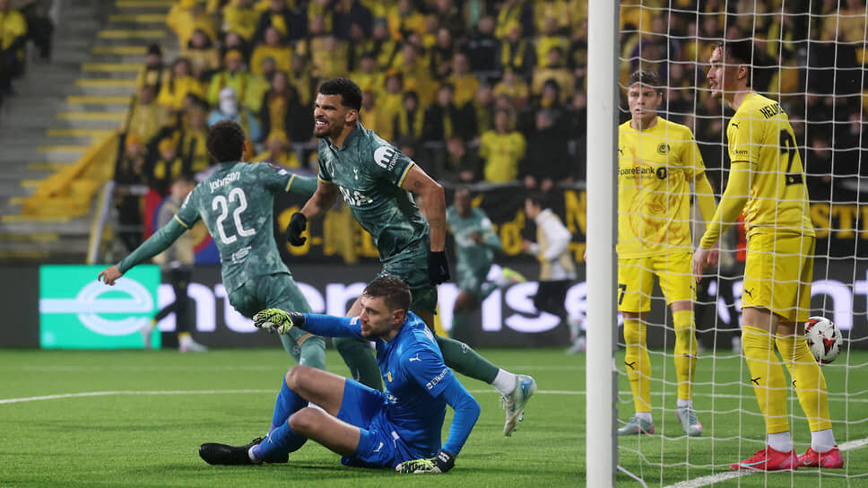 Игрок «Тоттенхема» Доминик Соланке (второй слева) открыл счет в матче с «Будё-Глимт».📷Фото: Paul Childs / Reuters