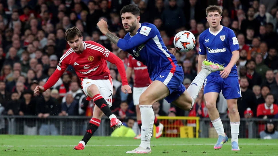 Игрок «Манчестер Юнайтед» Мейсон Маунт (слева) забивает первый гол в ворота «Атлетика».📷Фото: Scott Heppell / Reuters