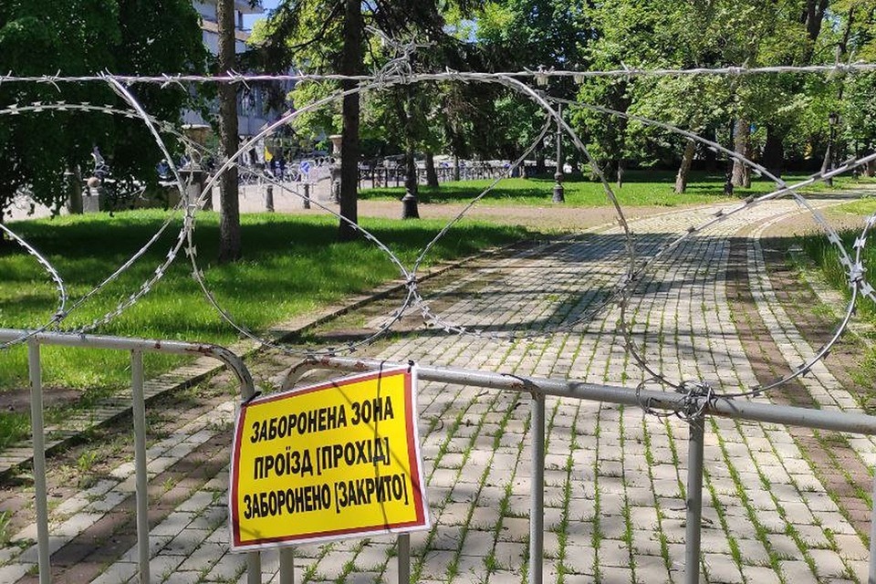    Праздник света, мира и Победы превратился в день страха и ненависти