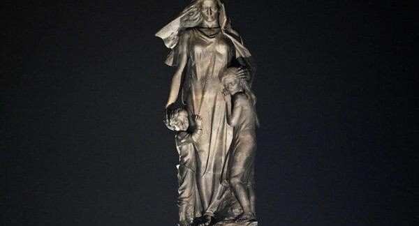    Фрагмент мемориала в память о мирных жителях СССР – жертвах нацистского геноцида в годы Великой Отечественной войны в деревне Зайцево Ленинградской области / РИА «Новости»