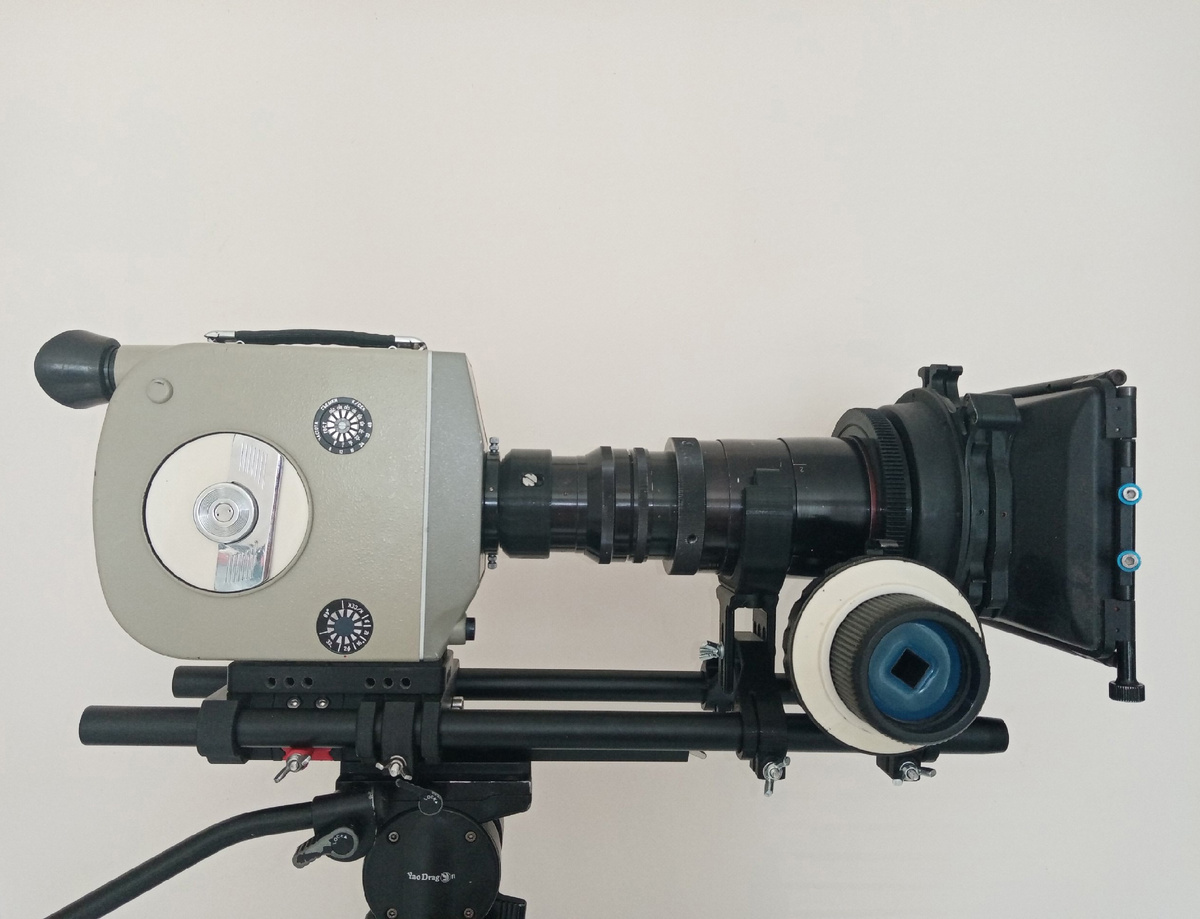 Объектив Ленар (40-162мм) установленный на 16мм кинокамеру Красногорск-2.