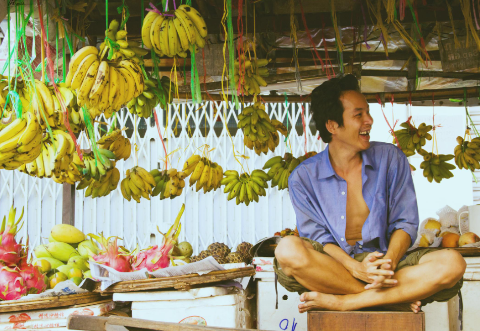 Веселый продавец фруктов