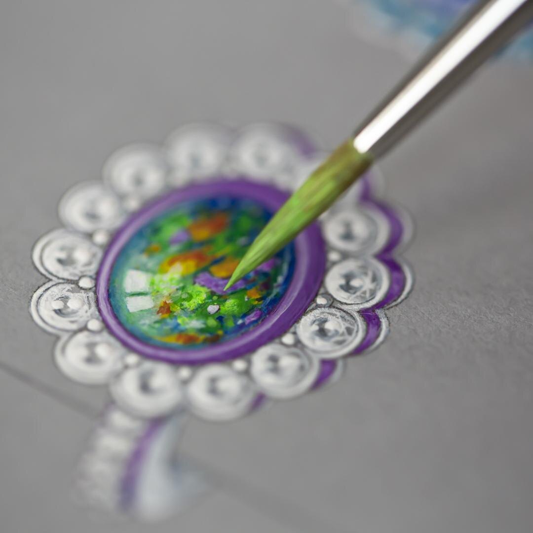 Гуашь одного из украшений из новой коллекции высокого ювелирного искусства Dior et Moi подчеркивает смелое использование Виктуар де Кастеллан лака в сочетании с драгоценными и полудрагоценными камнями.