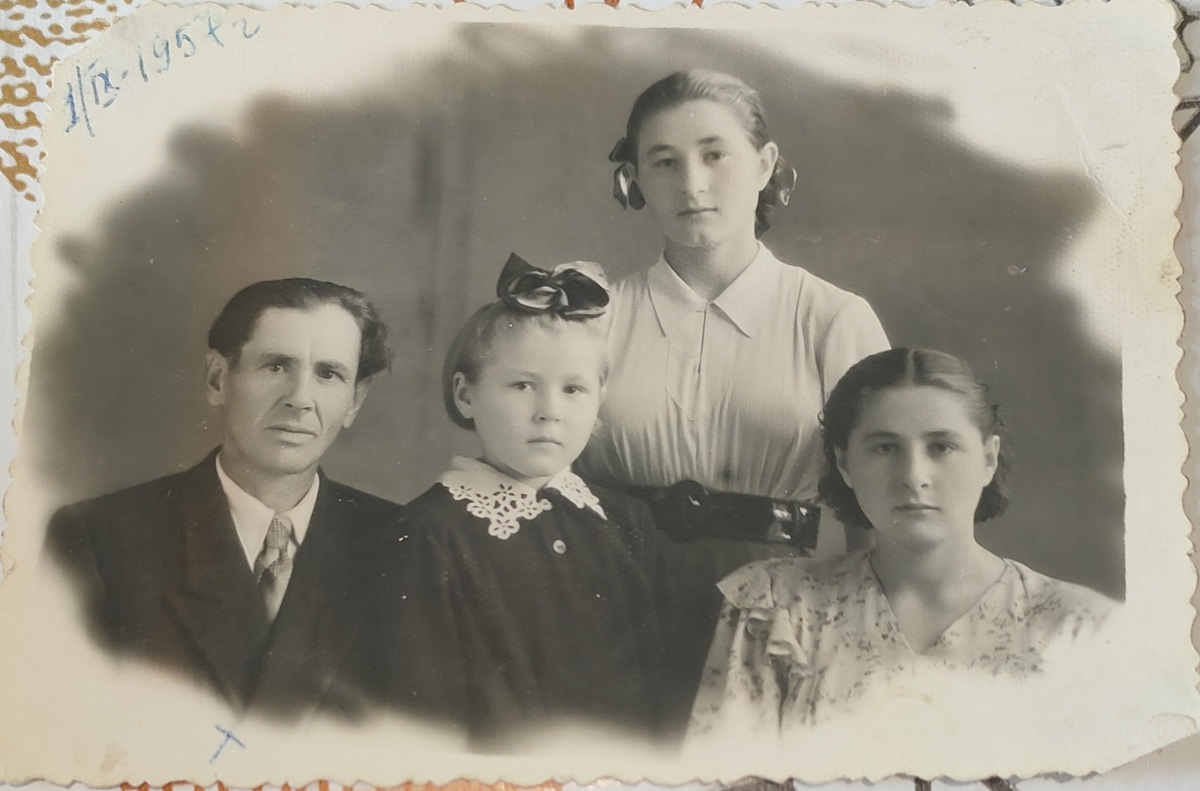 Мой прадед Пермяков Иван Степанович, директор детского дома, его дочери Таня, Валя и Эмма (моя бабушка).