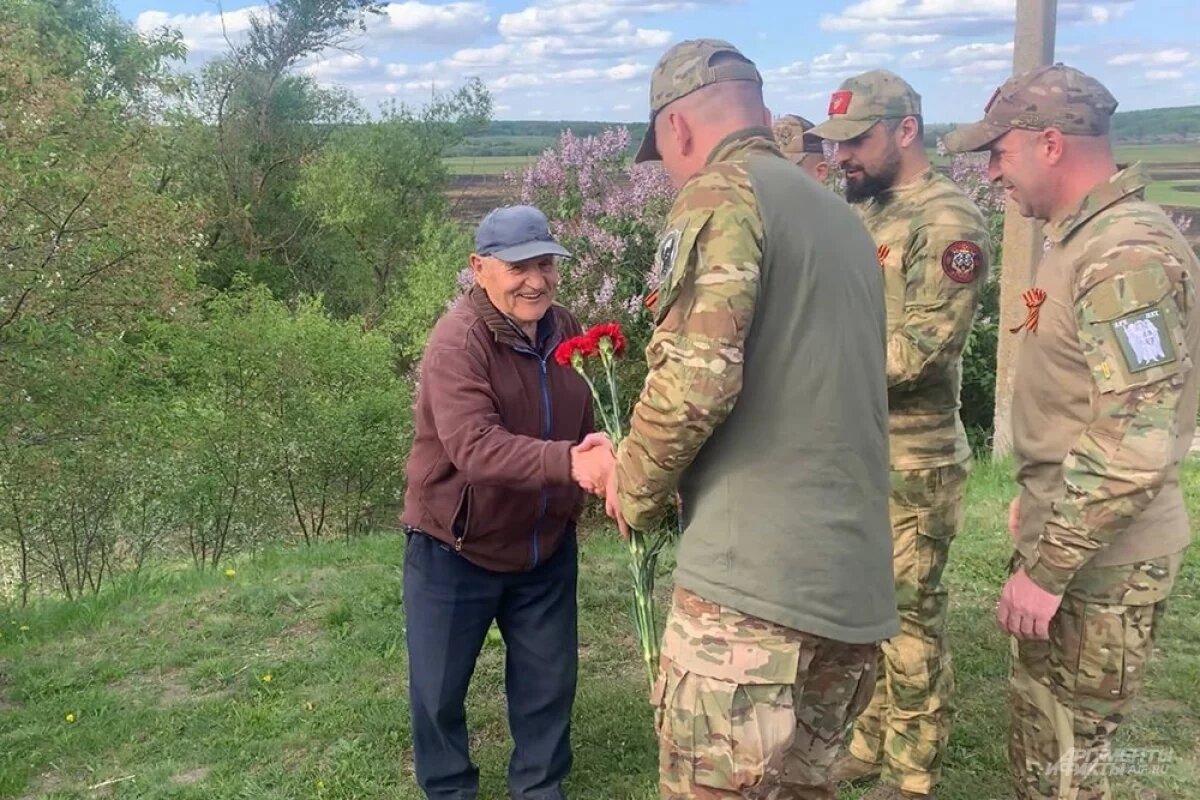    Морпехи поздравляют ветеранов Великой Отечественной войны с Днём Победы.