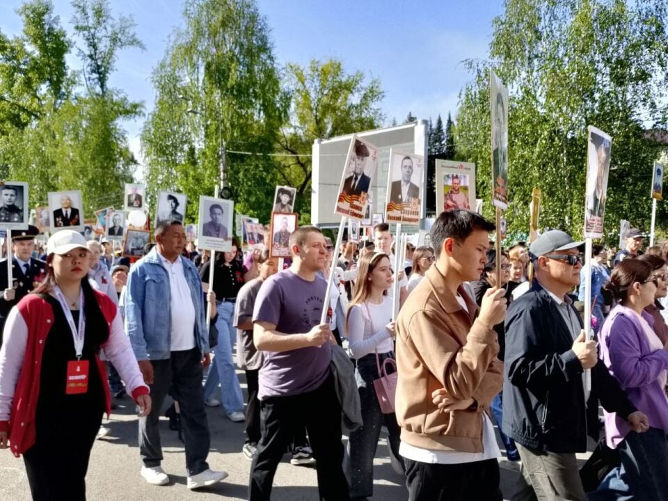    "Бессмертный полк" в Горно-Алтайске, 9 мая 2025. Источник: "Толк"