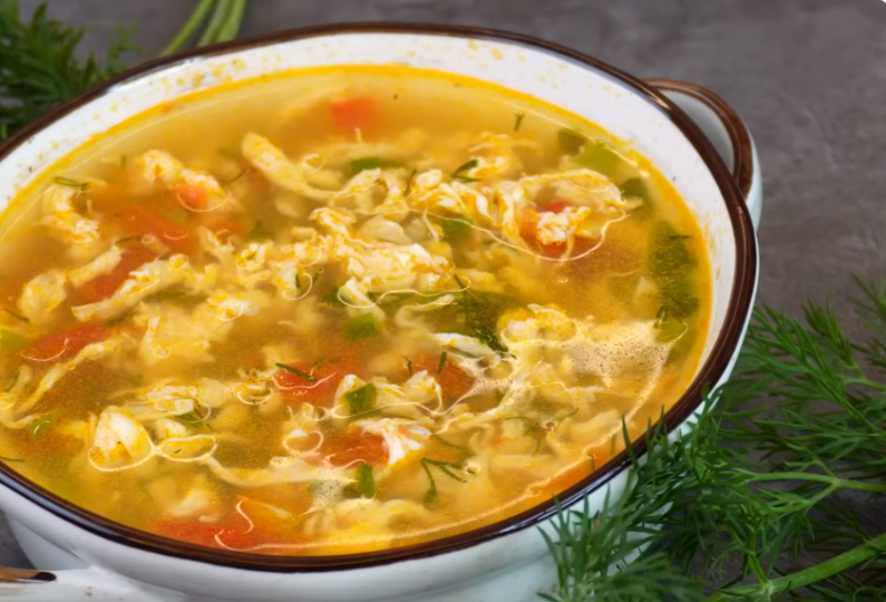 Какой обед без горячего? Яично-томатный суп.