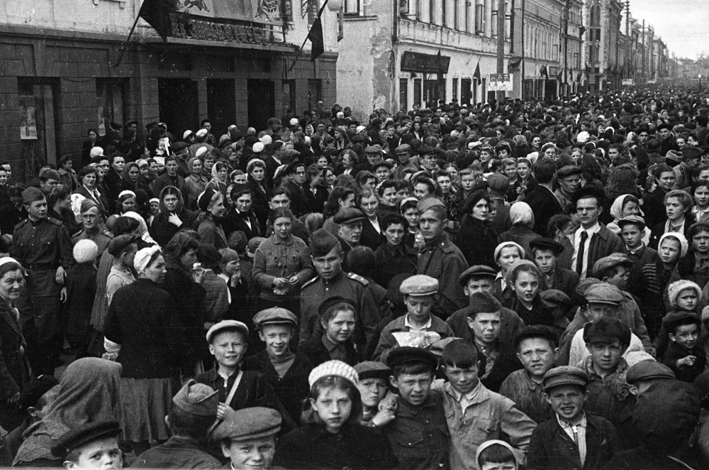 День Победы, г. Казань ул. Баумана. 1945 г. Источник: НМ РТ. образывойны.рф