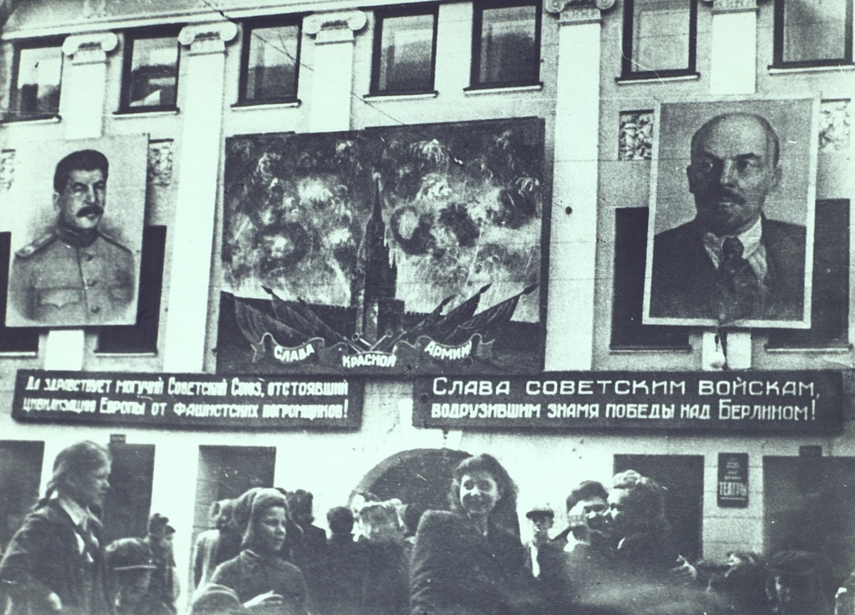 День Победы, г. Казань ул. Баумана. 1945 г. Источник: kazancat.ru