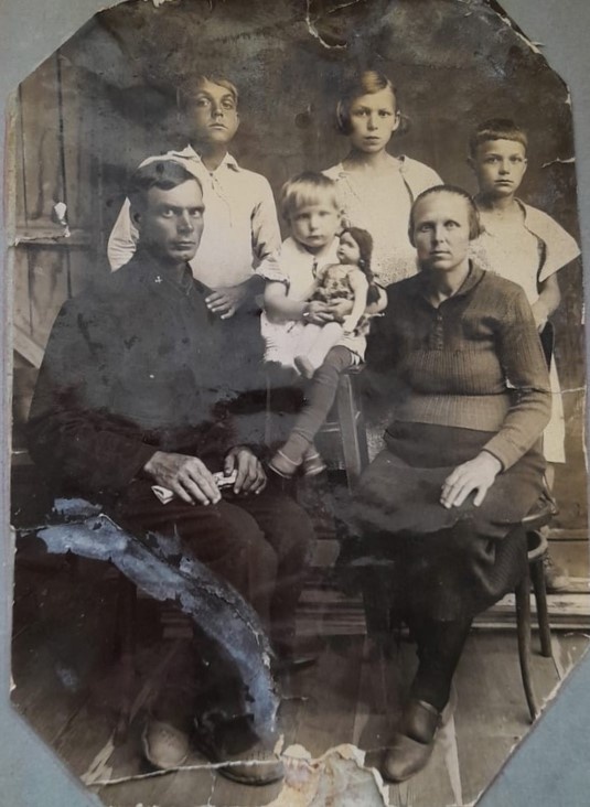  Мой дед и бабушка с детьми перед началом войны 