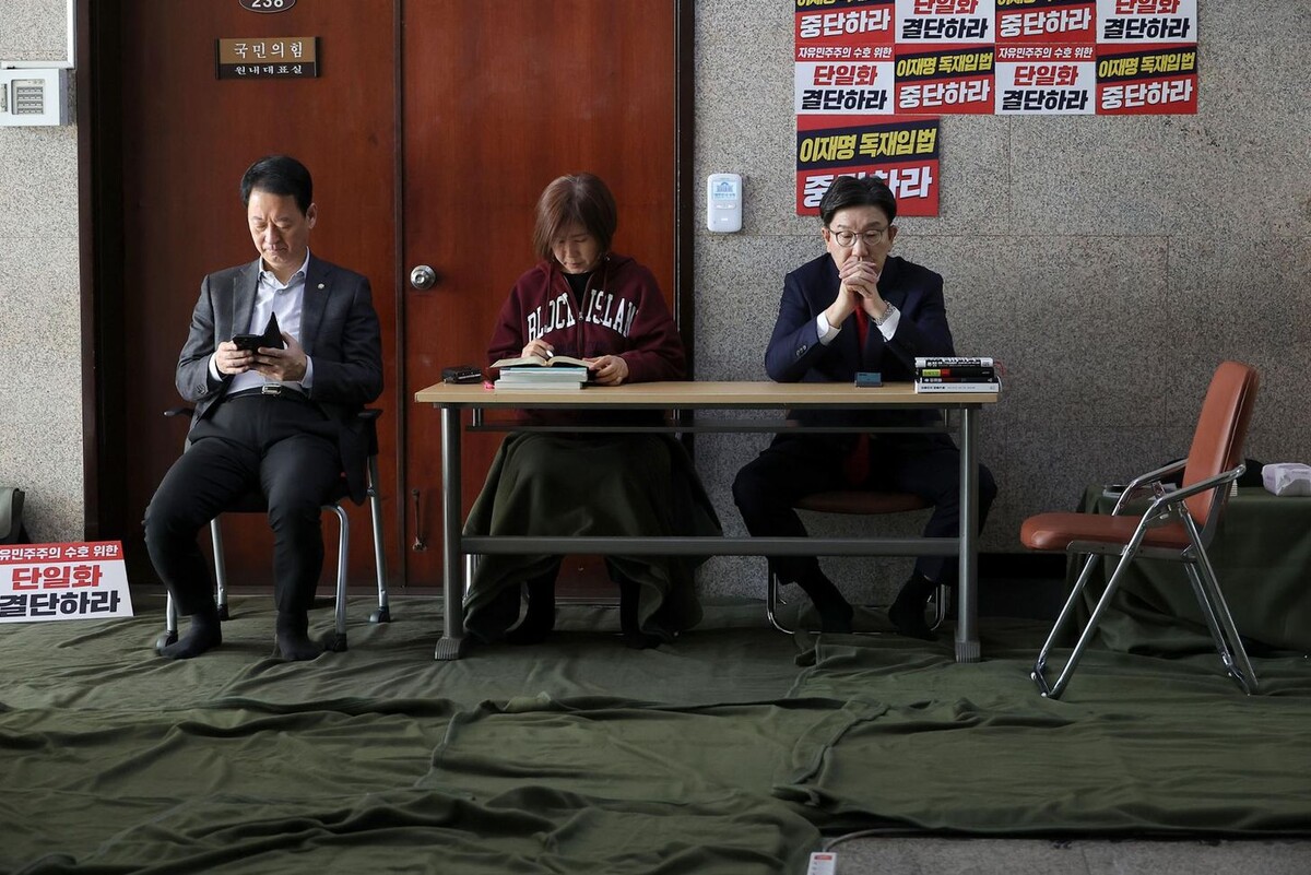 Лидер Народной партии Квон Сон Дон, справа, объявил 8 мая голодовку в Национальном собрании в Ёидо, Сеул, призывая кандидата в президенты от партии Ким Мун Су быстро объединиться с независимым кандидатом Хан Дак Су.