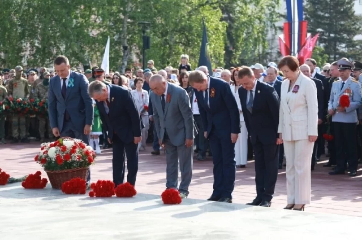    Мэр и губернатор возложили цветы на Мемориале Славы в Барнауле