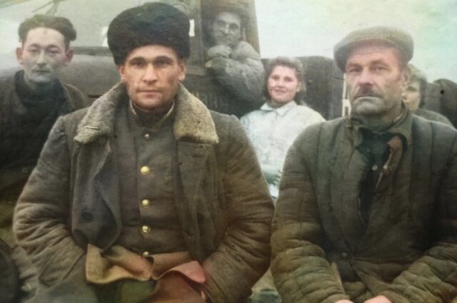    Алексей Киселев и его старший сын Александр после войны. Фото: Из личного архивa