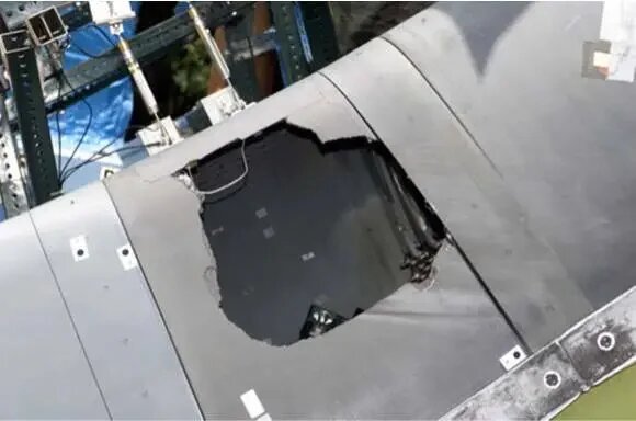 Фотография образца передней кромки крыла космического шаттла после экспериментального удара пеной в Юго-Западном исследовательском институте. Это хороший пример того, почему возвращающимся космическим аппаратам необходимо экранирование от нагрева при входе в атмосферу.