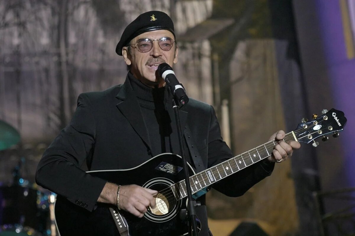    «Сел за рояль, спел песни».