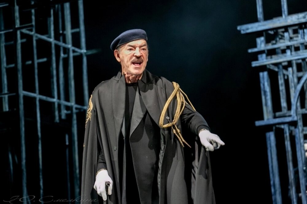    Михаил Боярский в роли герцога веронского Эскала. Фото: Театр имени Ленсовета