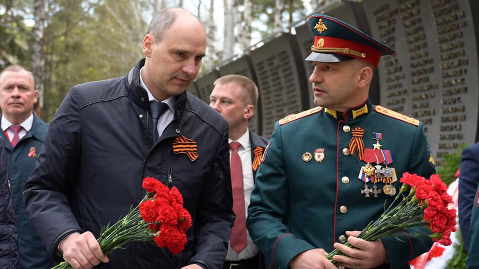 Цветы к Вечном огню возложили врио губернатора Денис Паслер (слева) и полпред президента в УрФО Артем Жога (справа).📷Фото: Департамент информационной политики Свердловской области