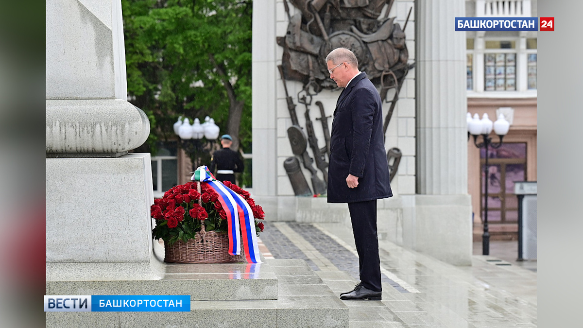    Радий Хабиров в День 80-летия Победы возложил цветы к памятнику Минигали Шаймуратова в Уфе