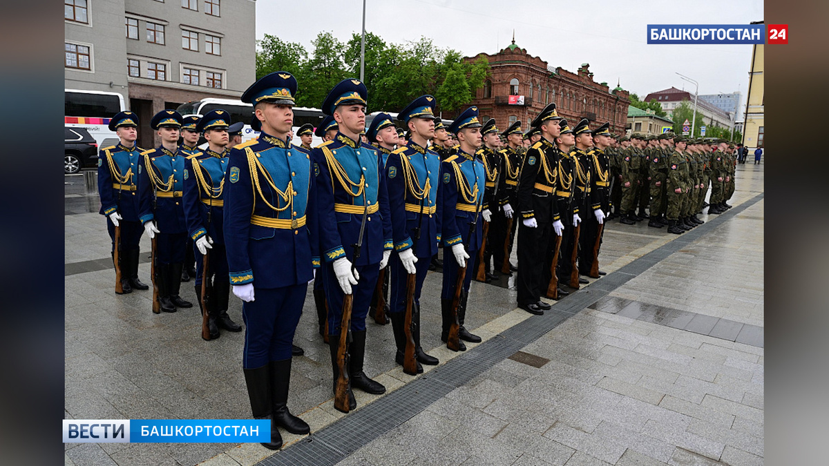    Радий Хабиров в День 80-летия Победы возложил цветы к памятнику Минигали Шаймуратова в Уфе