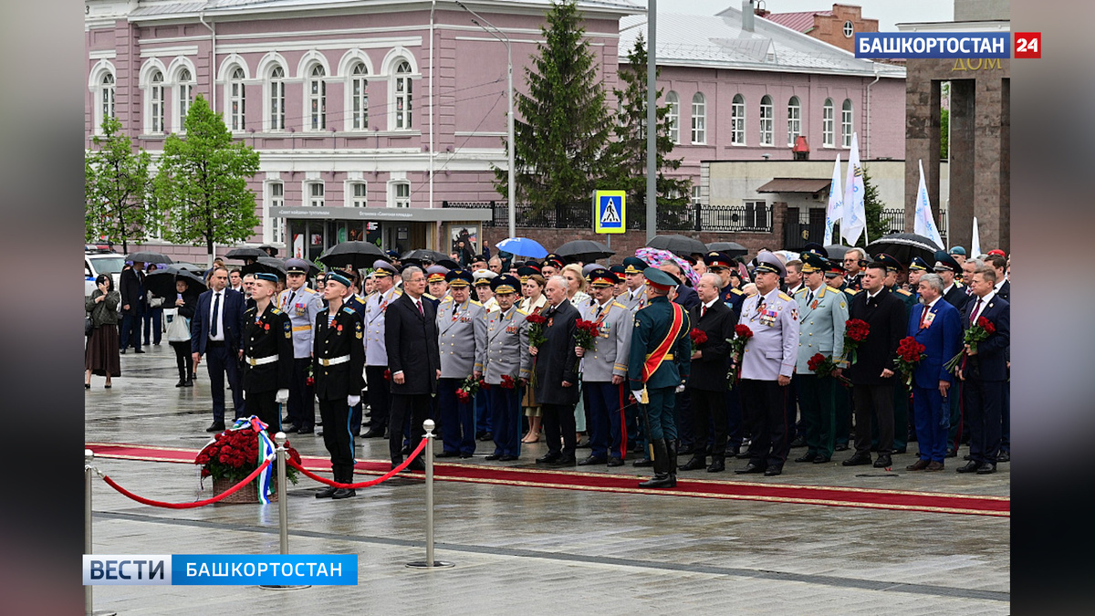    Радий Хабиров в День 80-летия Победы возложил цветы к памятнику Минигали Шаймуратова в Уфе