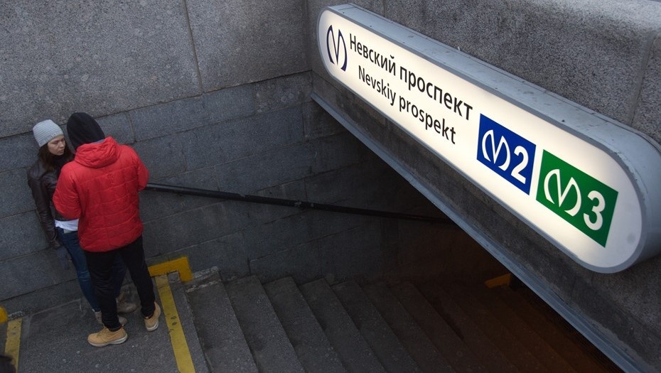   Пассажиры у подземного перехода, ведущего к станциям метро "Невский проспект" и "Гостиный двор" в Петербурге Автор фото: Сергей Коньков / "Деловой Петербург"