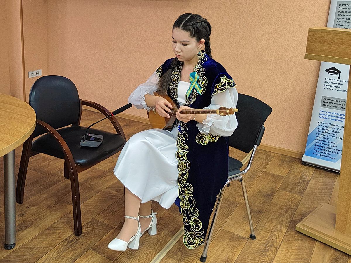 Музыкальную композицию "Журавли" на домбре исполнила Адина Жумашалиева, студентка I курса Восточно-Казахстанского технического университета им. Д. Серикбаева. Запись была сделана 16 апреля 2025 г. на Международном круглом столе к 80-летию Победы (г. Барнаул, Россия). Видео: https://t.me/bolshoyaltay/1310