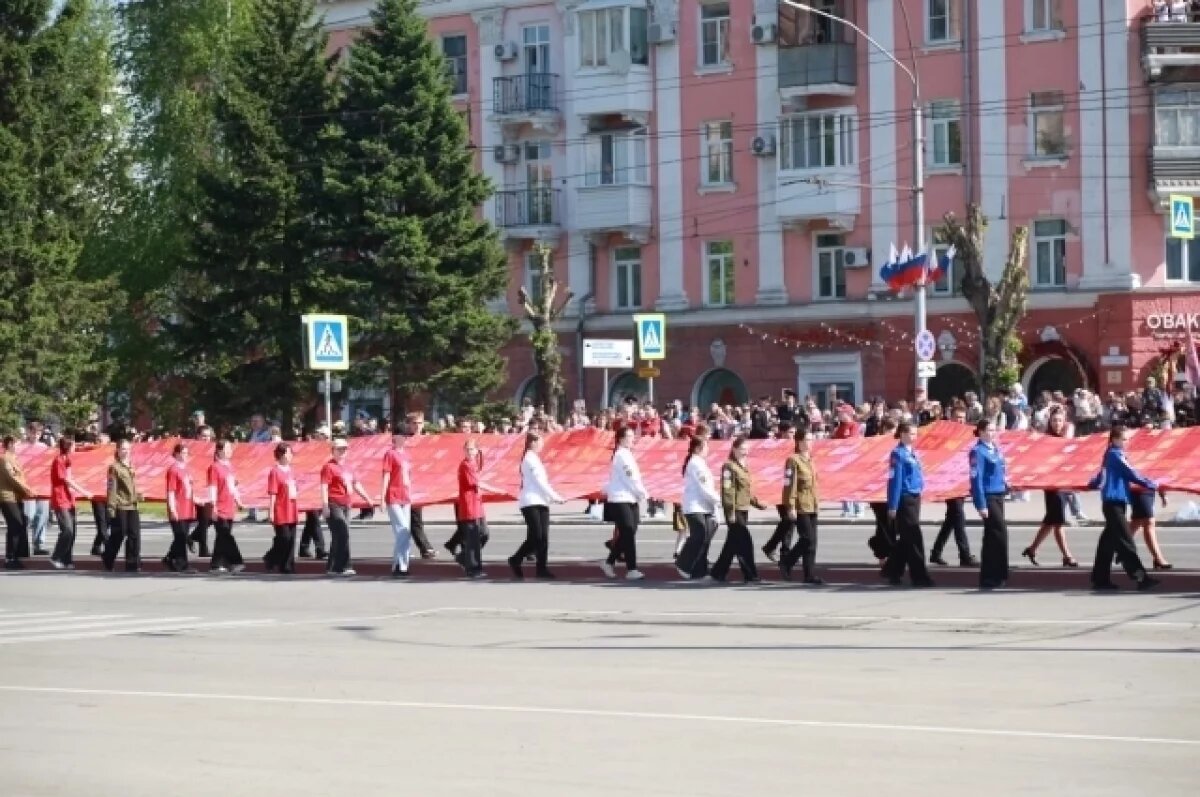    По Барнаулу пронесли сшитое из 6,7 тысяч лоскутов «Знамя Победы»