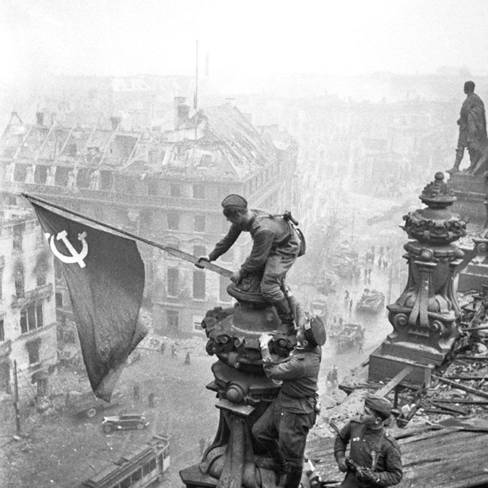 Фото Евгения Халдея.