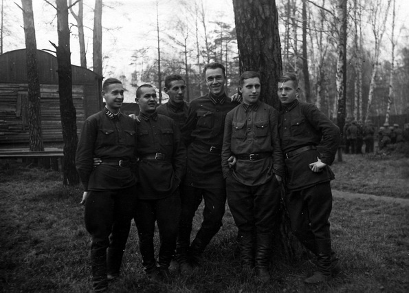 Аркадий Чернышёв (в центре) в годы войны