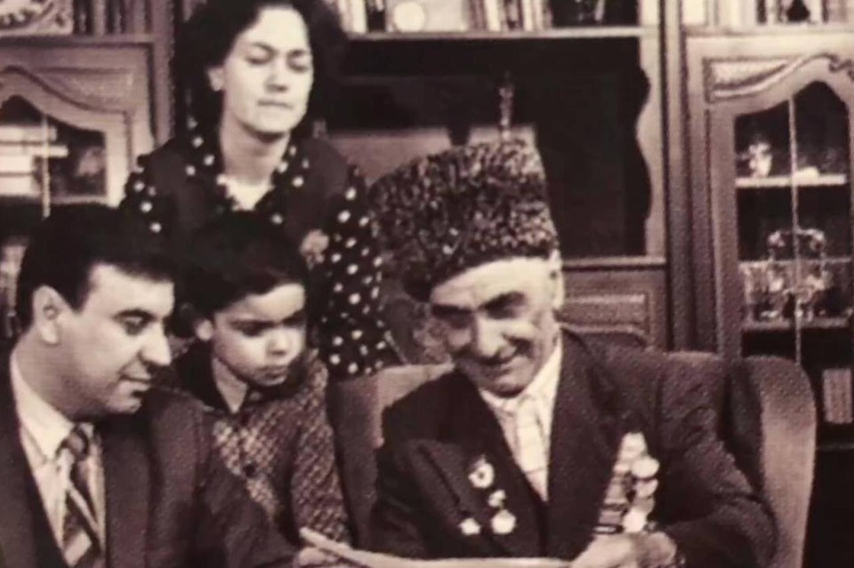    Айдемир проводил много времени в детстве, слушая истории деда. Фото: семейный архив