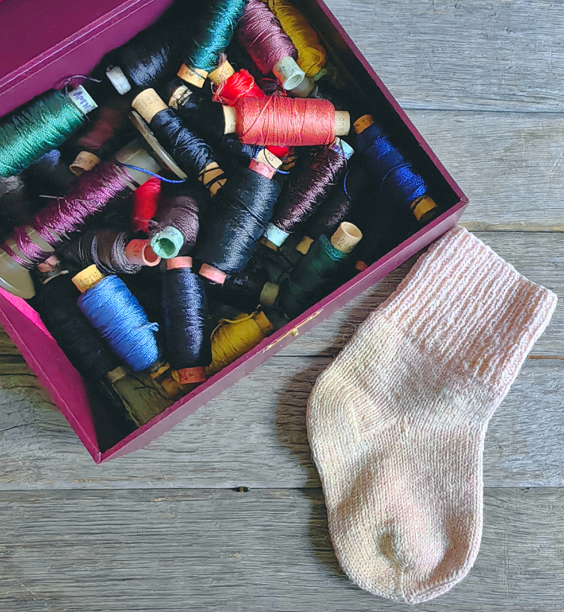 К сожалению, носки вещь недолговечная. И у меня не осталось бабушкиных носков. Кроме одного, который она связала старшему правнучку. Бережно храню его в своем рукодельном кабинете.