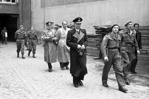 Арестованное Фленсбургское правительство ведут под конвоем 23 мая / Imperial War Museums 