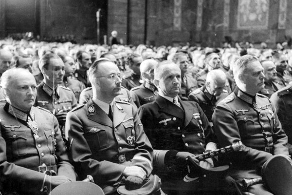    Дёниц (с жезлом) в 1944 году среди других нацистских лидеров / Bundesarchiv/Bild