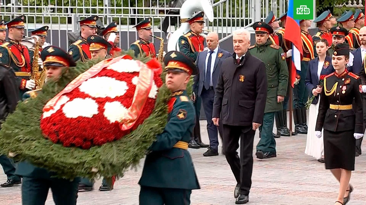    Собянин возложил цветы к Могиле Неизвестного Солдата