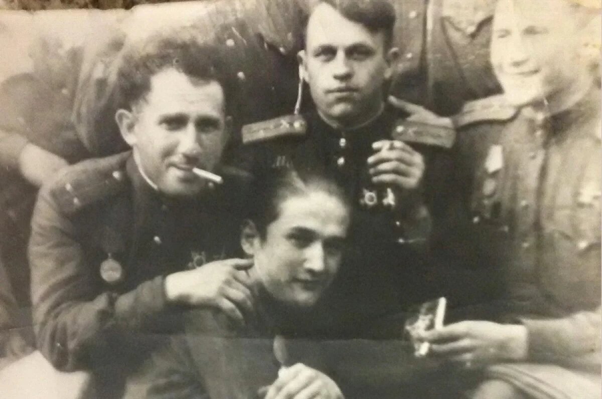    Всю жизнь Нисон Хаимович Ванд (на фото первый слева в верхнем ряду) не терял связи с однополчанами.