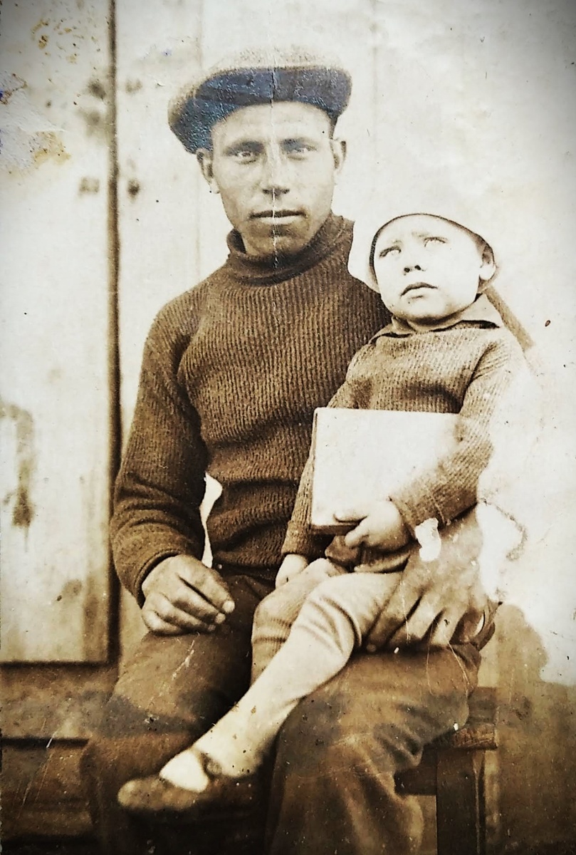 Мой дед Самаркин Пётр Гаврилович и мой отец Самаркин Юрий Петрович (на коленях) - очевидцы войны