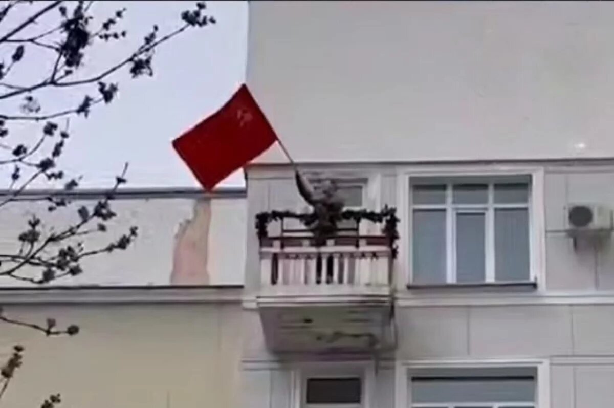    В Хабаровске воссоздали легендарный кадр со Знаменем Победы в Берлине