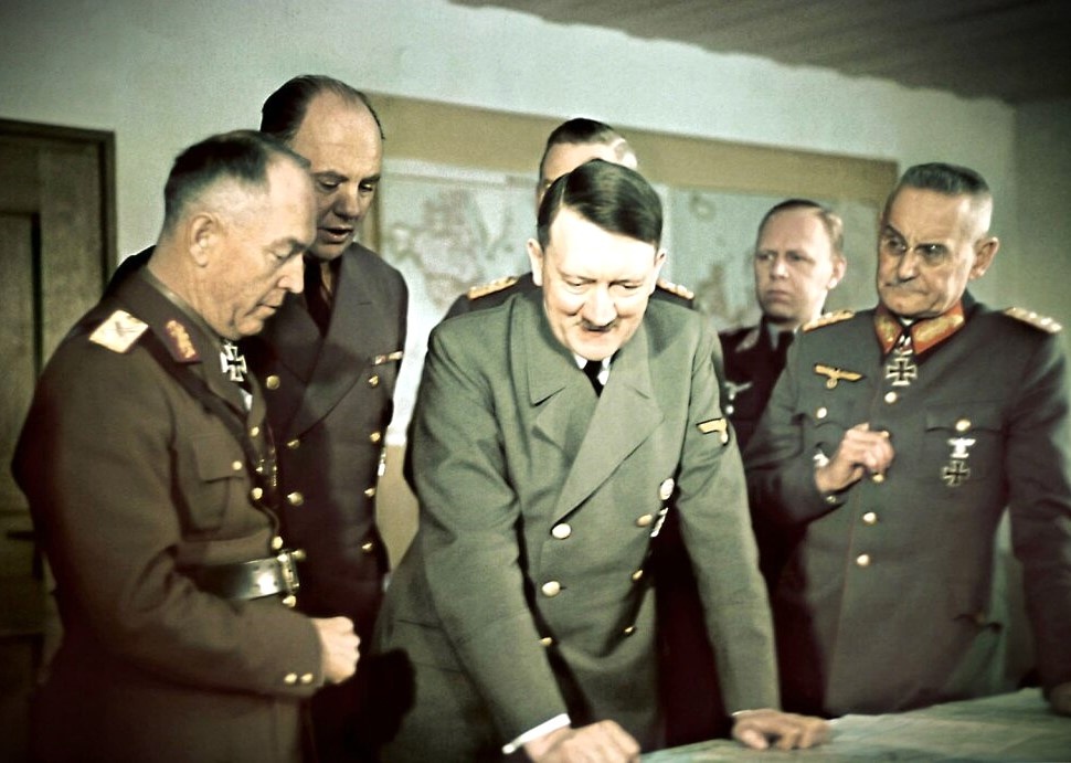 Адольф Гитлер и Франц Гальдер (справа) над картой Советского Союза.