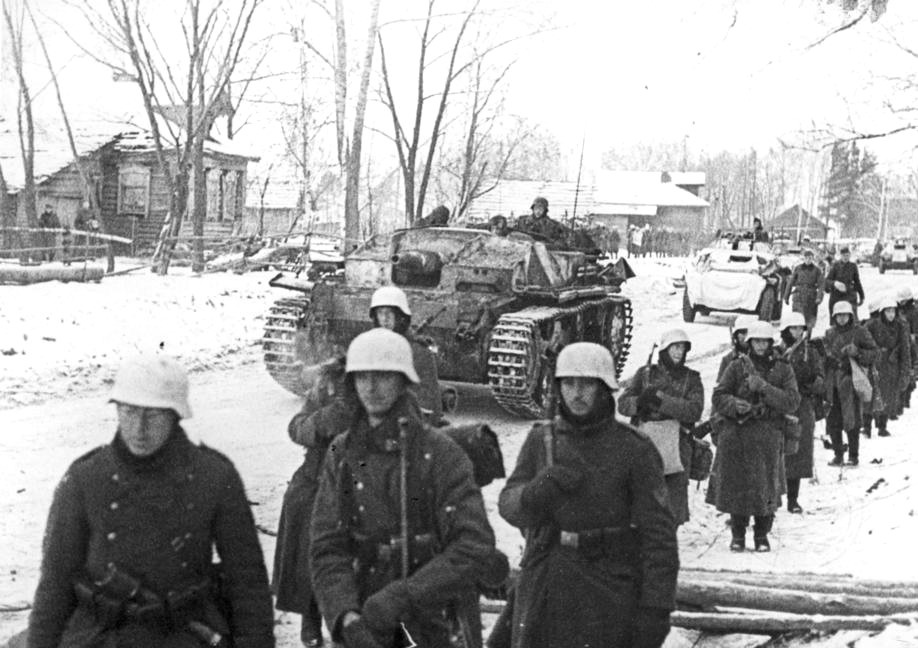 Немецкие войска в деревне под Москвой, декабрь 1941 года.
