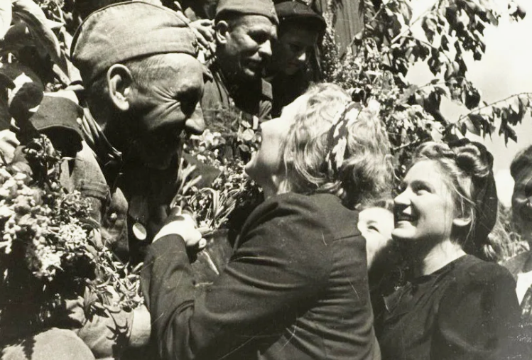 Праздник Победы в первые дни мая 45-го