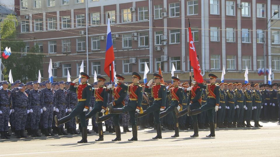    Парад по случаю 80-летия Великой Победы в Барнауле . Источник: Виталий Барабаш/"Толк"